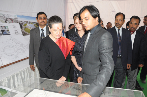Grundsteinlegung mit Sonia Gandhi, Britta und Amit Gupta (vorne von links)