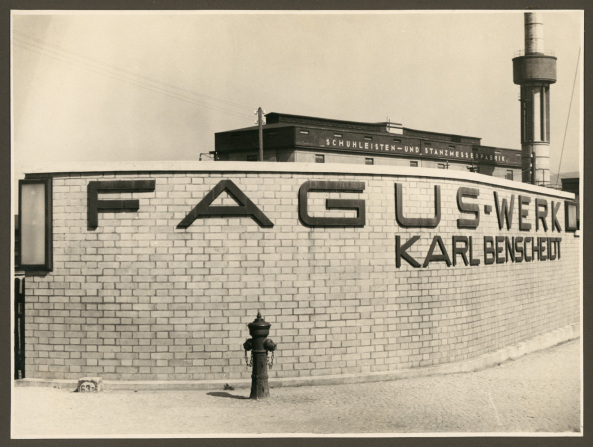 Fagus-Schriftzug auf der Eingangsmauer, Fotografie von Albert Renger-Patzsch, 1928