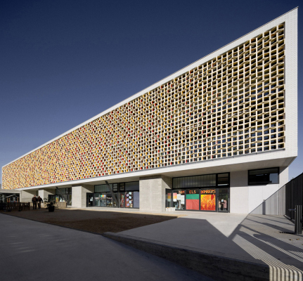 Mestura Arquitectes, Martinet School, Barcelona, Bunte Fassaden