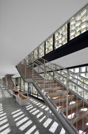 Mestura Arquitectes, Martinet School, Barcelona, Bunte Fassaden