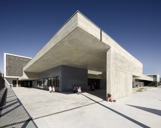 Mestura Arquitectes, Martinet School, Barcelona, Bunte Fassaden