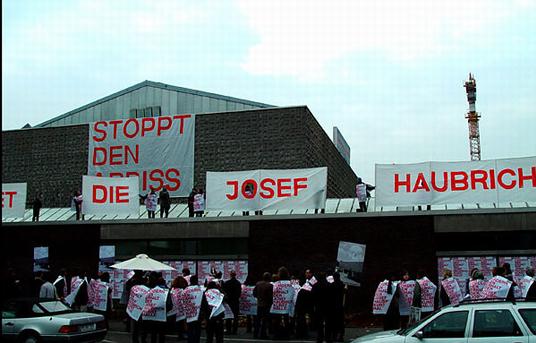 Architekten und Knstler demonstrieren gegen den Abriss der Klner Kunsthalle