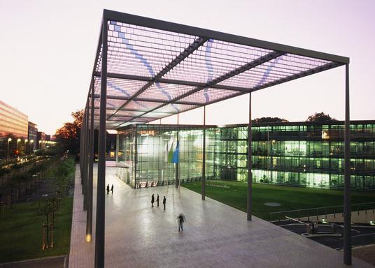 Bayer-Zentrale von Helmut Jahn in Leverkusen eröffnet