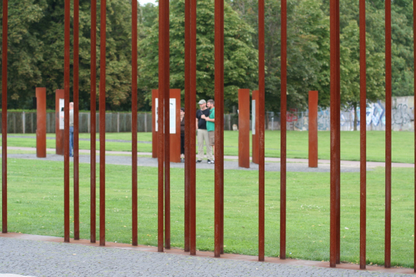 Gedenkst�tte Berliner Mauer, sinai Faust. Schroll. Schwarz. Freiraumplanung und Landschaftsarchitekten, Grenzstreifen Bernauer Stra�e, Fenster der Erinnerung, Zaun, Mauer, Corten-Stahl,  Erweiterunsgabschnitt Gedenkst�tte Berliner Mauer eingeweiht