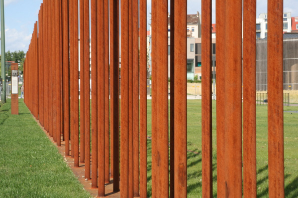 Gedenkst�tte Berliner Mauer, sinai Faust. Schroll. Schwarz. Freiraumplanung und Landschaftsarchitekten, Grenzstreifen Bernauer Stra�e, Fenster der Erinnerung, Zaun, Mauer, Corten-Stahl,  Erweiterunsgabschnitt Gedenkst�tte Berliner Mauer eingeweiht