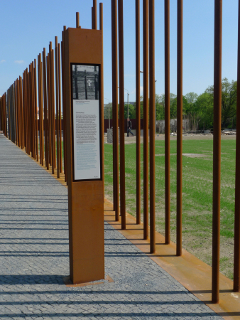 Gedenkst�tte Berliner Mauer, sinai Faust. Schroll. Schwarz. Freiraumplanung und Landschaftsarchitekten, Grenzstreifen Bernauer Stra�e, Fenster der Erinnerung, Zaun, Mauer, Corten-Stahl,  Erweiterunsgabschnitt Gedenkst�tte Berliner Mauer eingeweiht
