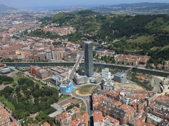 Hochhaus von Pelli in Bilbao fertig