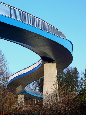 Fuß- und Radwegbrücke „Blaue Welle“