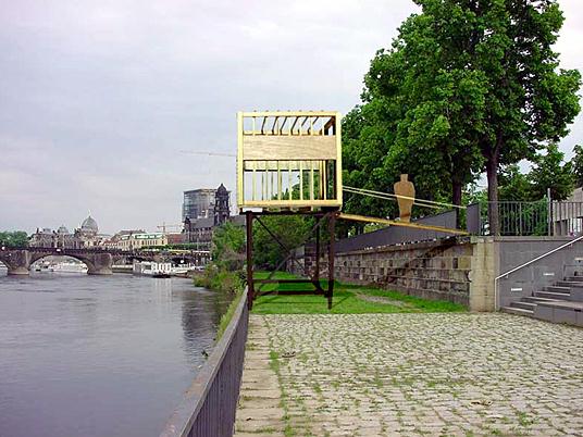 Architekturstudenten bauen Erinnerungsgehuse in Dresden