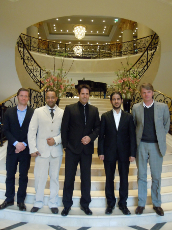 Vertragsunterzeichnung, von links: Henry Pudewill, Nizar AlSayed, Tobias Lindemann, Tareq Zaid AlFayadh, Georg Gewers