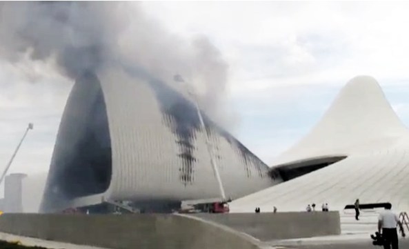 Hadids Kulturzentrum in Baku in Flammen