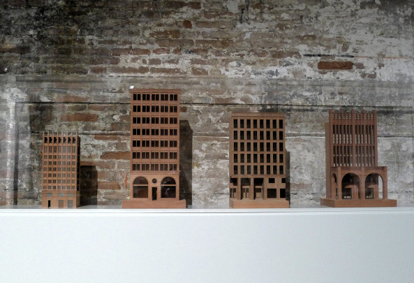 Materialmix: Hans Kollhoffs Holzmodelle von Steinfassaden vor den Ziegeln der Cordiere