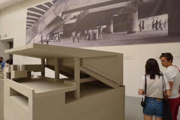 Grafton Architects aus Irland zeigen im zentralen Raum ihren Entwurf fr den UTEC-Universitts-Campus in Lima. Dafr gab es den Silbernen Lwen fr ein vielversprechendes Bro.