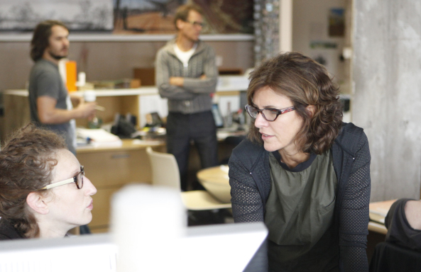 Jeanne Gang ist seit 2011 Stipendiatin des mit 500.000 US-Dollar ber fnf Jahre dotierten MacArthur Fellowship fr kreative Kpfe und Wissenschaftler in den USA.