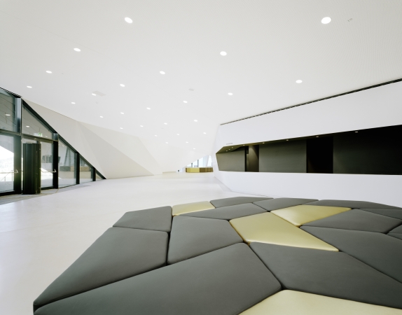 Delugan Meissl, Festspielhaus in Erl, Passionsspiele in Sdtirol, Konzerthaus Erl, Delugan Meissl Associated Architects, Wien, Passionsspielhaus Erl, Tiroler Festspiele Erl, Konzerhalle, dynamische Architektur, Roman Delugan, Dietmar Feistel, Elke Delugan-Meissl, Christopher Schweiger, Ikonenarchitektur