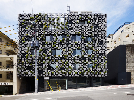 Die Fassade lebt: Wohn- und Geschftshaus Green Cast in Odawara