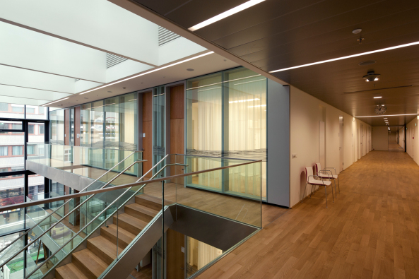 Musiktheater am Volksgarten Linz, Oper in Linz, Terry Pawson, Terry Pawson Architects, Bhne, Bauten fr Musik, Archinauten Dworschak  Mhlbachler Architekten, Architektur Consult, Linz, Travertin, Fassade