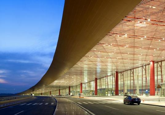 Londoner Bro stellt Flughafen in Peking fertig