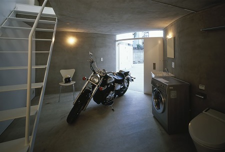 Biker-Wohnhaus in Tokio fertig gestellt
