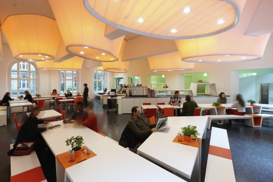 Studenten stellen neue Cafeteria an der TU Berlin fertig