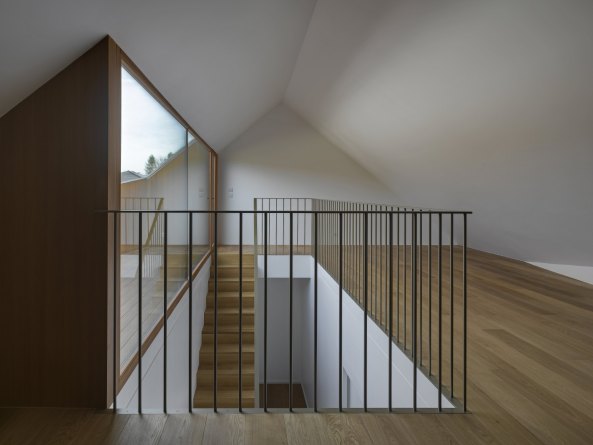 Clavien Rossier Architectes (Genf), Villa in Genf, Wohnhaus in der Schweiz, Beton und Holz, Minimalismus, Beton und Berge, Baunetz, Ungewhnlich Wohnen, Kleinod, Zeitgenssische Architektur aus der Schweiz, Geneve, Villa 2 in 1