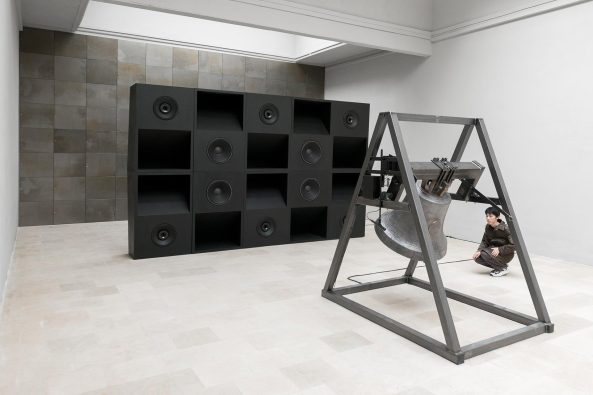 Konrad Smolenski lsst im polnischen Pavillon die Glocken luten...