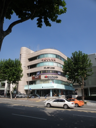 MRDV, Winy Maas, Jacob van Rijs, Nathalie de Vries, Chungha Building, Fassade, Gangnam Style, Seoul, Korea,  You Tube, Apgujing Road, Louis Quartoze, Shop in Seoul