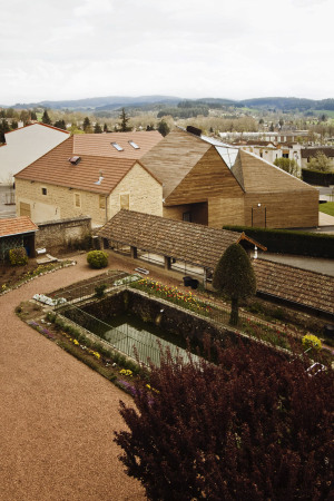 Holzfassade, Holzarchitektur, Gemeindezentrum, Burgund, Mehrzweckhalle