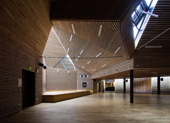 Holzfassade, Holzarchitektur, Gemeindezentrum, Burgund, Mehrzweckhalle