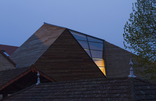 Holzfassade, Holzarchitektur, Gemeindezentrum, Burgund, Mehrzweckhalle
