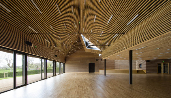 Holzfassade, Holzarchitektur, Gemeindezentrum, Burgund, Mehrzweckhalle