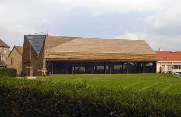 Holzfassade, Holzarchitektur, Gemeindezentrum, Burgund, Mehrzweckhalle