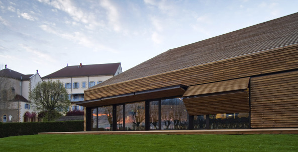 Holzfassade, Holzarchitektur, Gemeindezentrum, Burgund, Mehrzweckhalle
