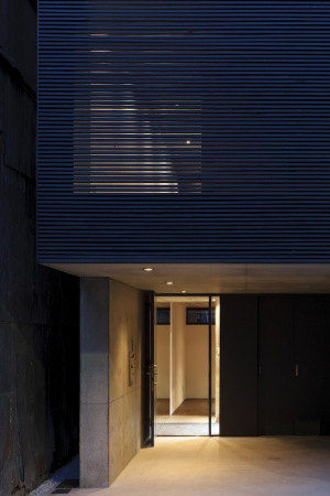 Beton und Holz in Japan, Apollo Architects, Lattice, Haus in Tokio, Wohnen in Tokio, Wohnhaus in Japan, Black Sun, Lamellenfassade