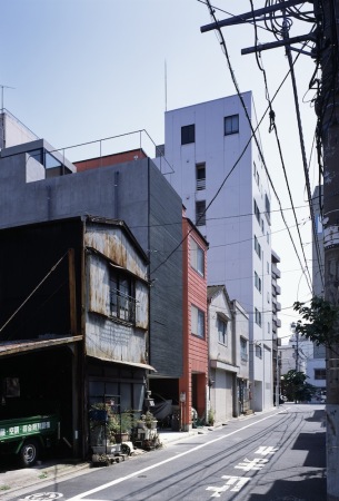 Beton und Holz in Japan, Apollo Architects, Lattice, Haus in Tokio, Wohnen in Tokio, Wohnhaus in Japan, Black Sun, Lamellenfassade