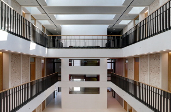 Gymnasium in Frankfurt-Riedberg fertig