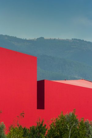 Casa das Artes, Miranda do Corvo, Rot, FAT - Future Architecture Thinking, Lissabon, Kontrast, Neubau, Kulturbau, Kunsthaus, Haus der Knste