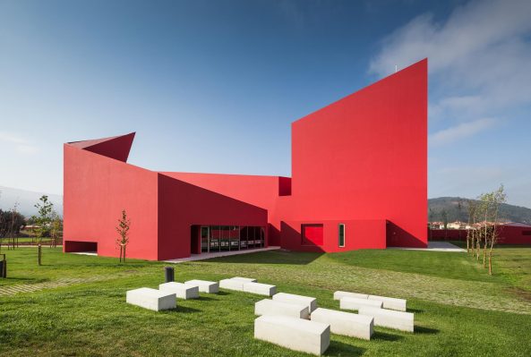 Casa das Artes, Miranda do Corvo, Rot, FAT - Future Architecture Thinking, Lissabon, Kontrast, Neubau, Kulturbau, Kunsthaus, Haus der Knste