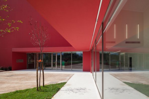 Casa das Artes, Miranda do Corvo, Rot, FAT - Future Architecture Thinking, Lissabon, Kontrast, Neubau, Kulturbau, Kunsthaus, Haus der Knste
