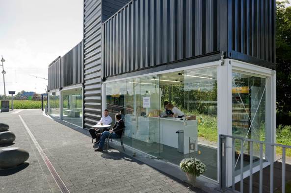 NL Architects, Barneveld Noord, Kamiel Klaase, Haltestelle in Holland, zwischen Amersfoort und Apeldoorn, Prettig Wachten, Angenehmes Warten, Eisenbahnhaltestellen, Haltestellen, Wartehuschen, Container, temporre Architektur