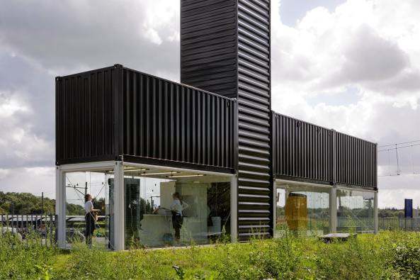 NL Architects, Barneveld Noord, Kamiel Klaase, Haltestelle in Holland, zwischen Amersfoort und Apeldoorn, Prettig Wachten, Angenehmes Warten, Eisenbahnhaltestellen, Haltestellen, Wartehuschen, Container, temporre Architektur