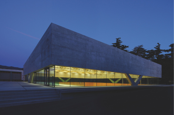 Silber: Sports hall CPC in Chiasso von Baserga Mozzetti Architetti