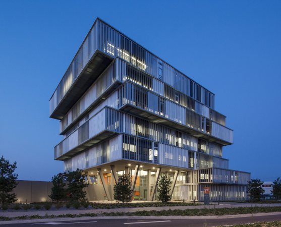 Stapelhaus, gestapelte Kisten, Platform Architectures, Reichen & Robert, Bordeaux, Bruno Douliery, Franois Ehouarn, Olivier Leroy, AQUITANIS, Aluminiumpaneele, Atrium, Atriumlftung, natrliche Lftung, Wohnungsbaugesellsschaft