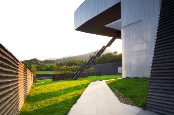 Nanjing Museum of Art and Architecture, Steven Holl Architects, Li Hu, Contemporary International Practical Exhibition of Architecture (CIPEA), Museumsneubau, Bauen in China, Skulptur, Bambusschalung, Beton, Schwarzer Beton, Bambus, Glas, Knick, Black Concrete, China