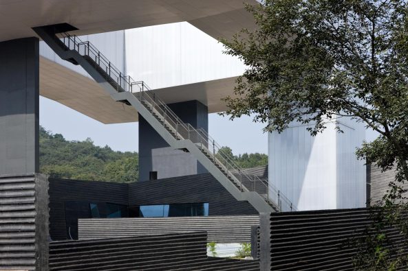 Nanjing Museum of Art and Architecture, Steven Holl Architects, Li Hu, Contemporary International Practical Exhibition of Architecture� (CIPEA), Museumsneubau, Bauen in China, Skulptur, Bambusschalung, Beton, Schwarzer Beton, Bambus, Glas, Knick, Black Concrete, China