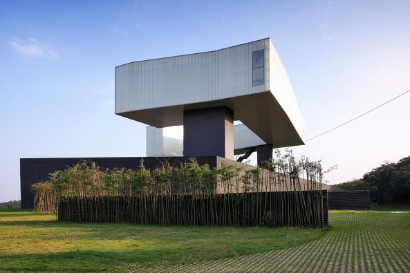 Nanjing Museum of Art and Architecture, Steven Holl Architects, Li Hu, Contemporary International Practical Exhibition of Architecture (CIPEA), Museumsneubau, Bauen in China, Skulptur, Bambusschalung, Beton, Schwarzer Beton, Bambus, Glas, Knick, Black Concrete, China