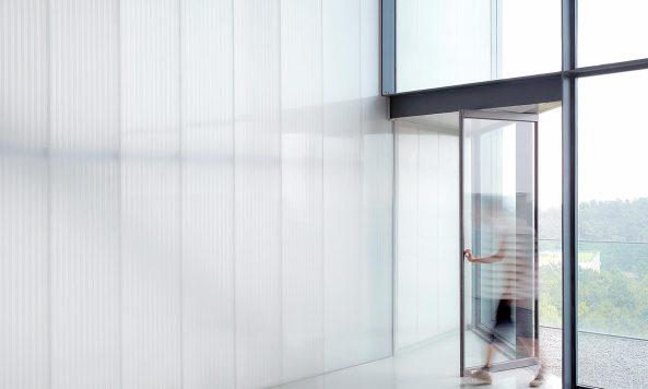 Nanjing Museum of Art and Architecture, Steven Holl Architects, Li Hu, Contemporary International Practical Exhibition of Architecture (CIPEA), Museumsneubau, Bauen in China, Skulptur, Bambusschalung, Beton, Schwarzer Beton, Bambus, Glas, Knick, Black Concrete, China