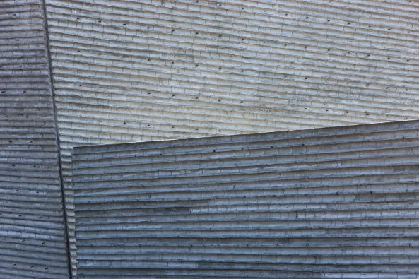 Nanjing Museum of Art and Architecture, Steven Holl Architects, Li Hu, Contemporary International Practical Exhibition of Architecture� (CIPEA), Museumsneubau, Bauen in China, Skulptur, Bambusschalung, Beton, Schwarzer Beton, Bambus, Glas, Knick, Black Concrete, China