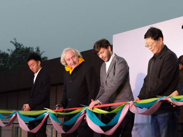 Nanjing Museum of Art and Architecture, Steven Holl Architects, Li Hu, Contemporary International Practical Exhibition of Architecture (CIPEA), Museumsneubau, Bauen in China, Skulptur, Bambusschalung, Beton, Schwarzer Beton, Bambus, Glas, Knick, Black Concrete, China