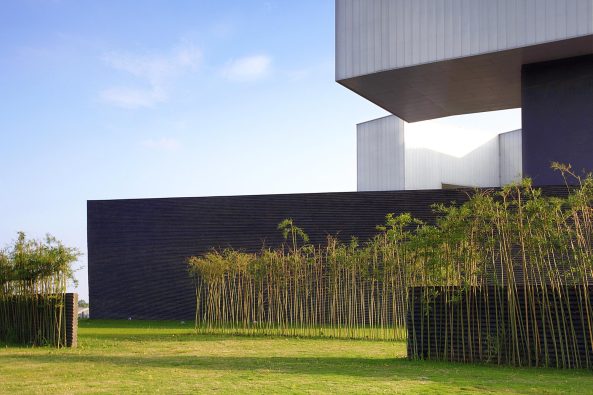 Nanjing Museum of Art and Architecture, Steven Holl Architects, Li Hu, Contemporary International Practical Exhibition of Architecture (CIPEA), Museumsneubau, Bauen in China, Skulptur, Bambusschalung, Beton, Schwarzer Beton, Bambus, Glas, Knick, Black Concrete, China
